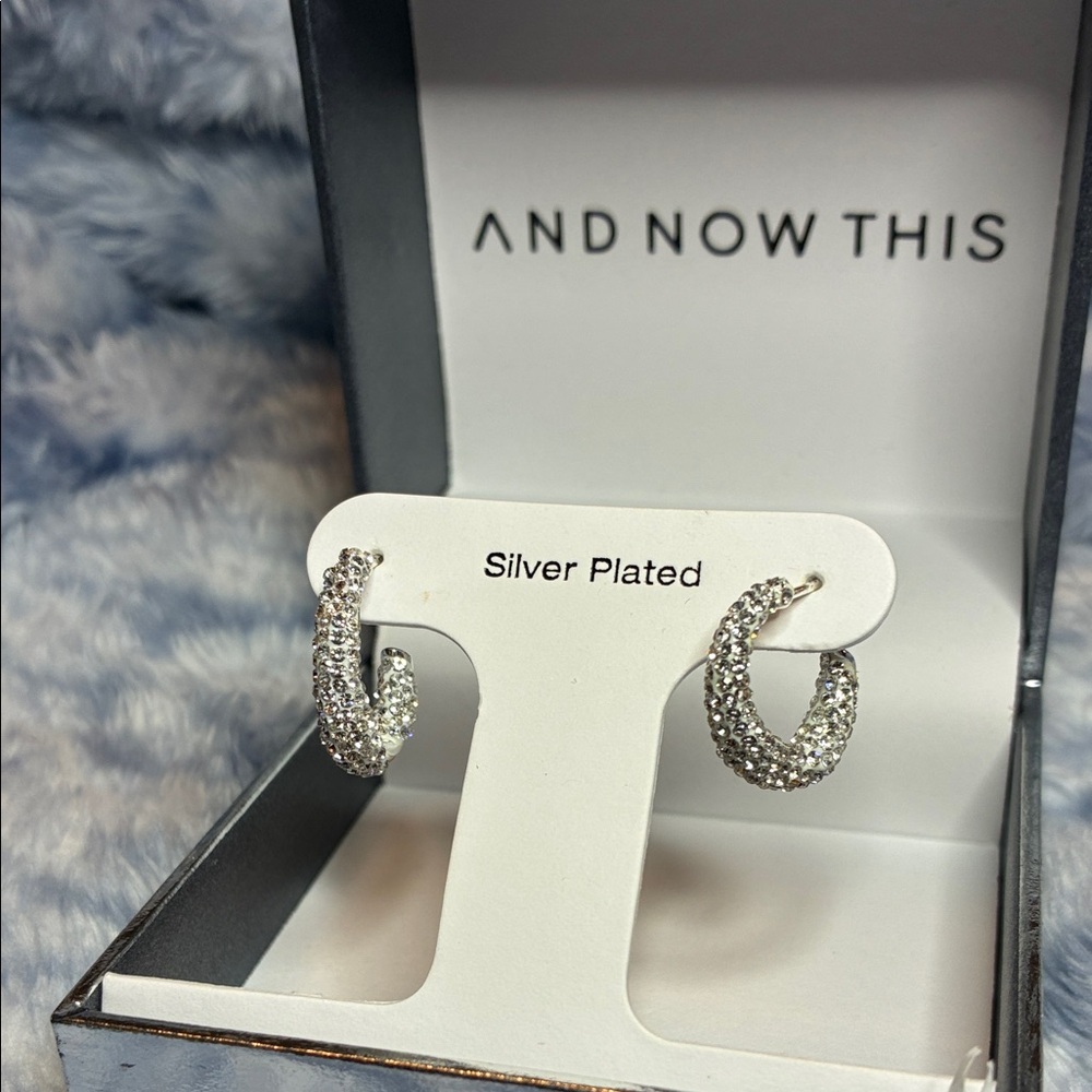 Silver Plated J Hoop Earring Extreme Sparkle!! New in Box - Picture 4 of 5